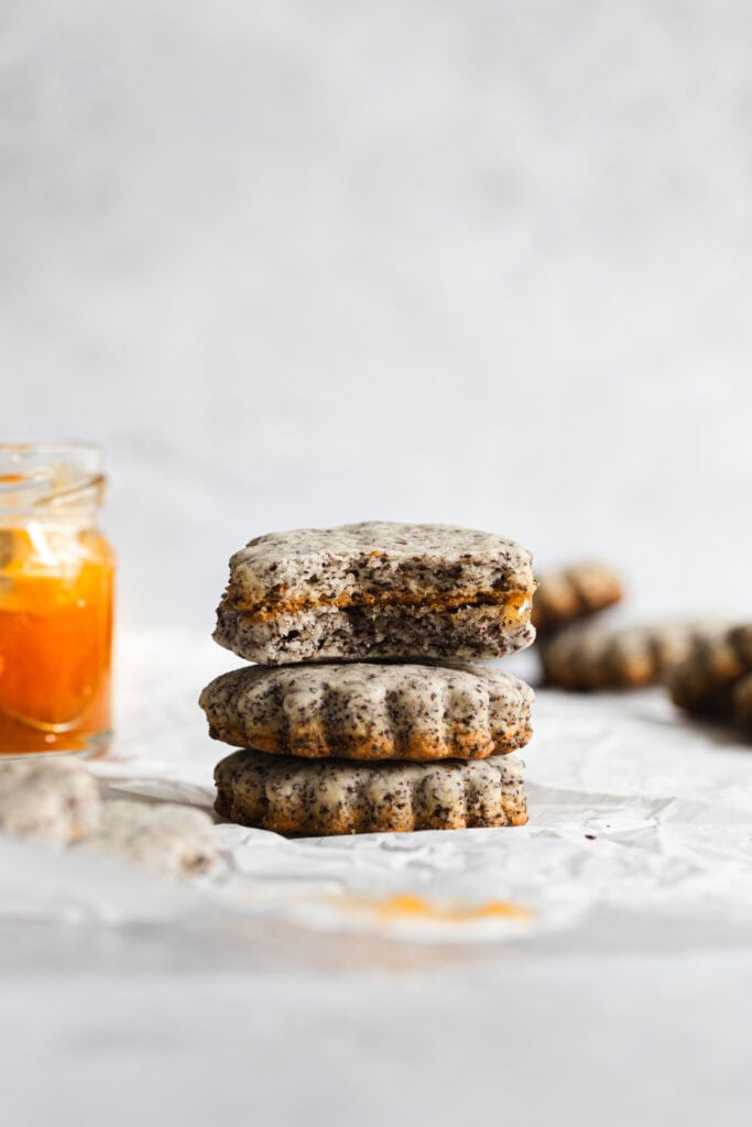 vegane Mohnkekse gefüllt mit einem Fruchtaufstrich